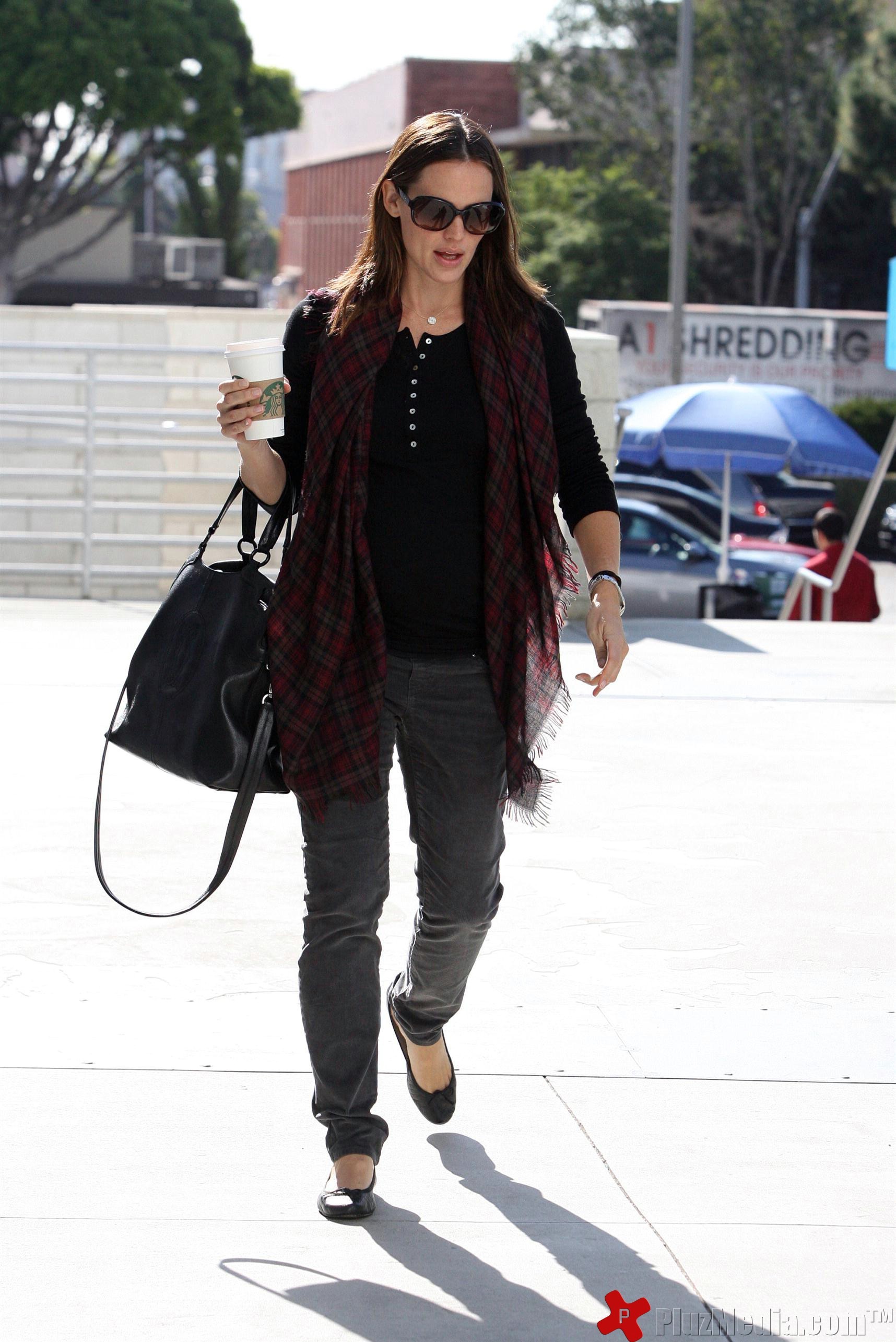 Jennifer Garner stops at Starbucks on her way to a hospital | Picture 93740